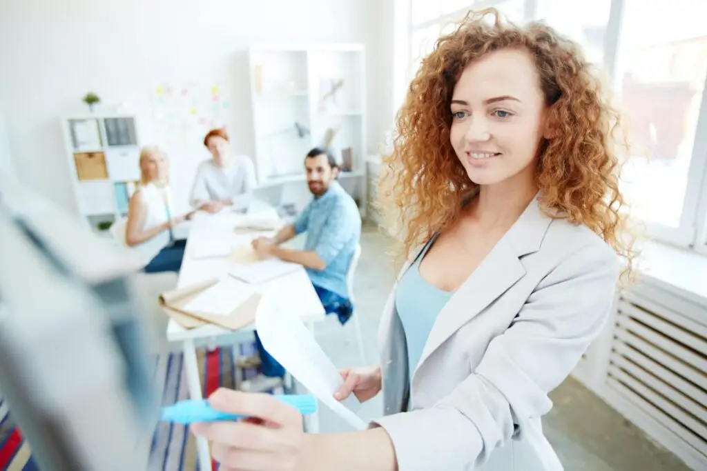 content-businesswoman-explaining-information-to-colleagues-e1656225035299.jpg